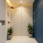 Douche contemporaine sans joints réalisée en enduit lissé gris clair, style salle de bain épurée