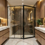 Salle de bain parentale avec double douche en carreaux noirs et robinetterie dorée, style haut de gamme
