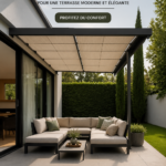 Patio élégant avec un auvent rétractable moderne offrant de l'ombre.