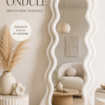 Intérieur chaleureux avec un miroir ondulé bien mis en valeur