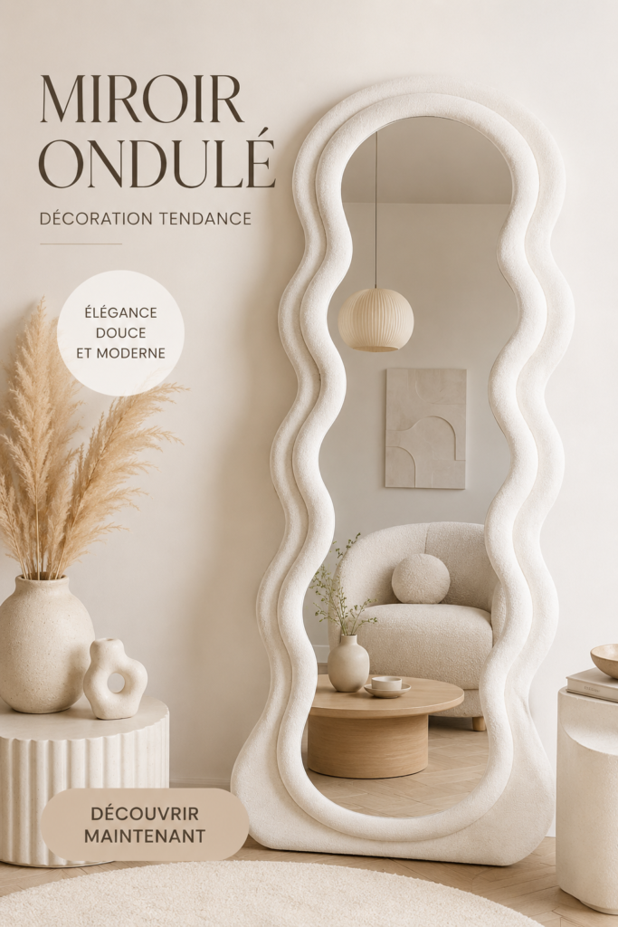 Intérieur chaleureux avec un miroir ondulé bien mis en valeur