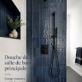 Salle de bains moderne avec une douche au style nautique et des couleurs apaisantes.