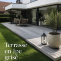 Terrasse en bois Ipe grisée sous un soleil d'été avec de belles plantes vertes.