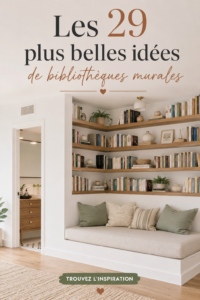Exemple de bibliothèque murale en bois avec des livres et des objets décoratifs.