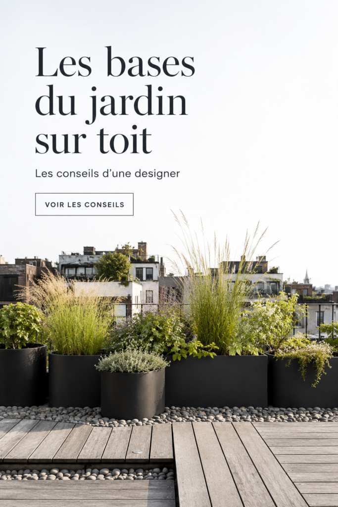 Jardin sur le toit luxuriant avec différentes plantes vertes et une vue urbaine.