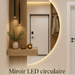 Miroir circulaire moderne avec étagère en bois dans une entrée