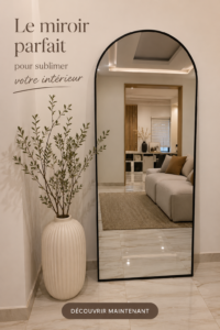 Un salon lumineux avec un grand miroir au mur, reflétant la lumière naturelle
