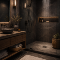 Salle de bain moderne avec une douche à l'italienne chic, carrelages élégants et ambiance relaxante