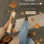 Un coin lecture cosy avec des livres et une tasse de thé pour l'automne