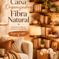 Boîtes de rangement élégantes en fibres naturelles sur une étagère en bois.