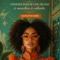 Femme avec cheveux crépus portant une blouse bohème chic orange à volants.