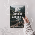 Couverture du livre 'All Rhodes Lead Here' de Mariana Zapata, représentant une scène romantique en Grèce.