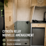 Aménagement intérieur chaleureux et pratique d'un Citroën Relay pour les voyages.