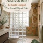 Salle de bain moderne avec des briques de verre apportant lumière et style.