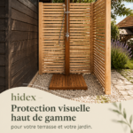 Brise-vue élégant entourant une terrasse en bois avec des plantes