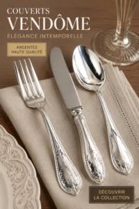 Un ensemble de couverts Sonja Quandt en métal argenté bien disposés sur une table élégante.