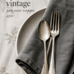Couverts vintage élégamment disposés sur une nappe en lin
