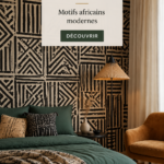 Chambre moderne décorée avec du papier peint afro, créant une ambiance chaleureuse.