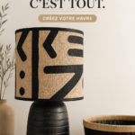 Un salon décoré avec des éléments inspirés de l'Afrique, combinant chaleur et élégance.