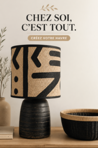 Un salon décoré avec des éléments inspirés de l'Afrique, combinant chaleur et élégance.
