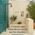 Douche d'extérieur moderne en bois dans un jardin verdoyant