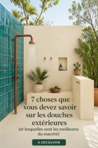 Douche d'extérieur moderne en bois dans un jardin verdoyant