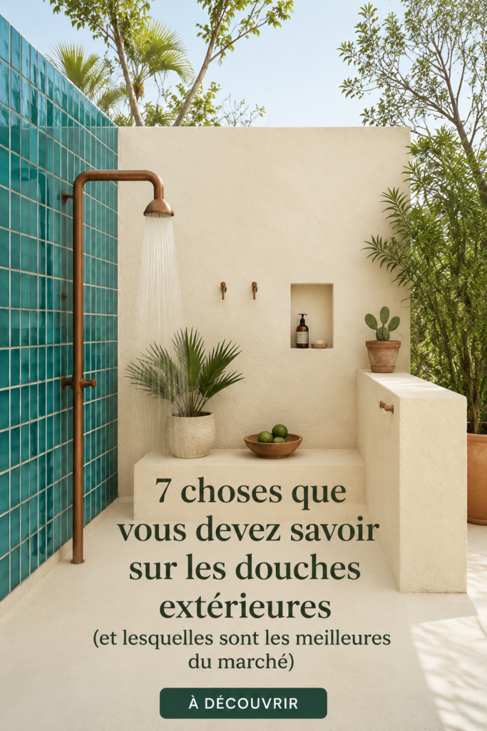 Douche d'extérieur moderne en bois dans un jardin verdoyant