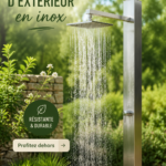 Douche d'extérieur en inox installée dans un jardin moderne