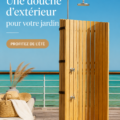Douche d'extérieur élégante installée dans un jardin bien entretenu
