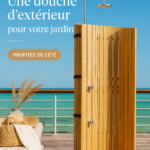 Douche d'extérieur élégante installée dans un jardin bien entretenu