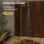 Douche extérieure minimaliste intégrée dans un jardin moderne, mettant en valeur l'élégance du design.