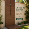 Douche extérieure moderne dans un jardin verdoyant, idéale pour profiter des journées ensoleillées.