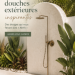 Douche extérieure moderne entourée de plantes luxuriantes