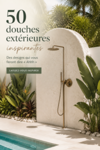 Douche extérieure moderne entourée de plantes luxuriantes