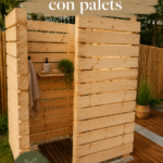 Douche de jardin en palets en bois, installé dans un jardin verdoyant.