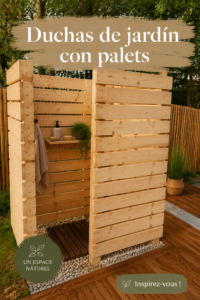 Douche de jardin en palets en bois, installé dans un jardin verdoyant.