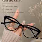 Paquet de lunettes œil de chat anti-lumière bleue sur une table en bois