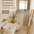 Vue d'une maison de vacances chaleureuse en Sardaigne, entourée de paysages méditerranéens.