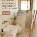 Vue d'une maison de vacances chaleureuse en Sardaigne, entourée de paysages méditerranéens.