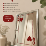 Un miroir décoratif avec des mots positifs dans un intérieur inspiré des années 90