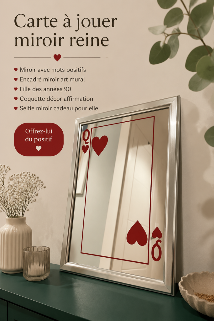 Un miroir décoratif avec des mots positifs dans un intérieur inspiré des années 90