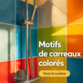 Carreaux colorés disposés pour créer un motif attrayant dans une salle de bain moderne.