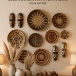 Un mur galerie boho avec des masques africains et des paniers en jute décorant une entrée.