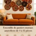 Paniers muraux en osier décorant un mur dans un salon boho.