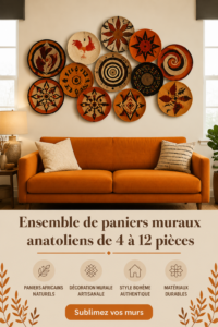 Paniers muraux en osier décorant un mur dans un salon boho.