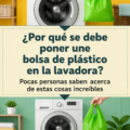 une sacoche en plastique dans une machine à laver remplie de vêtements