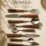 Une décoration intérieure inspirée par le style nature, avec des plantes et des matériaux écoresponsables.