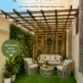 Un balcon moderne aménagé avec des plantes vertes et fleuries, offrant une ambiance accueillante.