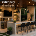 Une cuisine extérieure moderne sur un patio accueillant avec des meubles adaptés