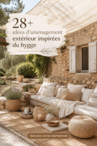 Aménagement extérieur chaleureux avec des éléments Hygge comme des coussins et des lanternes.